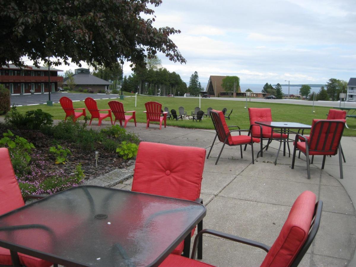 Cedar Hill Lodge Saint Ignace Eksteriør bilde